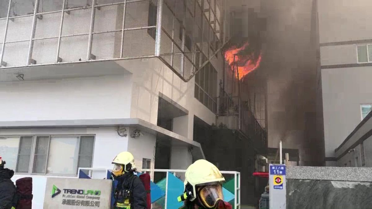 ▲承龍電鍍公司彰濱廠起火燃燒，熊熊火舌，由於廠房廠區龐大，也是高樓層，消防員搭乘雲梯車趨近火場噴水柱灌救。（圖／記者陳雅芳翻攝，2020.03.08）