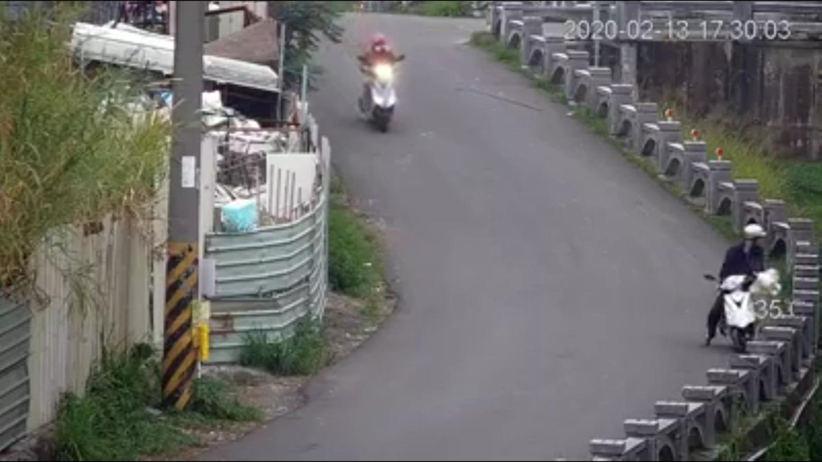 ▲民眾騎機車將垃圾隨手丟入大埔截水溝中，整個過程遭移動式監視器給錄了下來，清潔隊將依法告發。（圖翻攝彰化市清潔隊臉書）