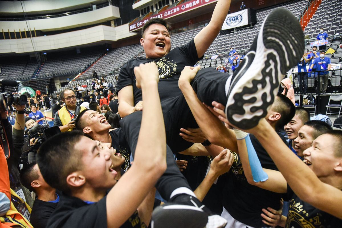 ▲108學年度HBL冠軍戰，能仁家商奪冠，主帥李正豪被抬起慶祝。（圖／陳明安攝 ,2020.03.08）