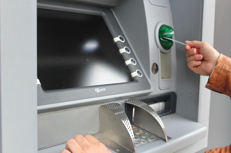 ATM領錢撿到「一張」！男近看細節愣　網秒懂：會心痛 　
