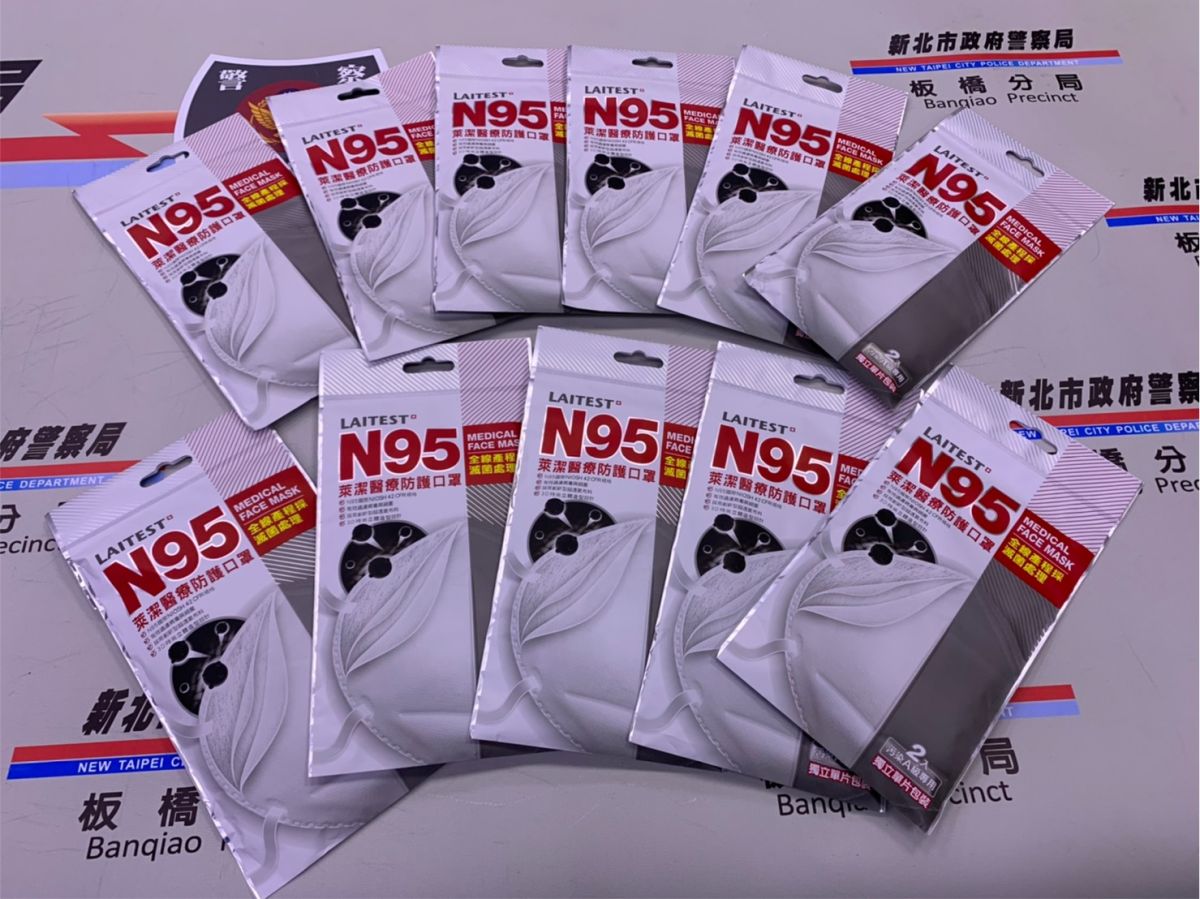 ▲武漢肺炎疫情延燒，政府為完整防疫體制，實施口罩實名制，身分證末碼單雙號排隊買口罩，但卻有一名女子不「罩」規定，從北市跑到板橋地區一處連鎖藥房行竊18包口罩，不到一天的時間就被員警查獲。（板橋分局提供）