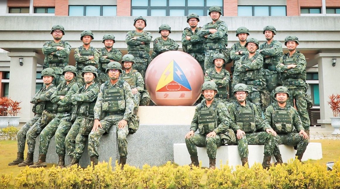 ▲「新訓大合照」不買會後悔嗎？過來人曝背後真相。（示意圖，與文章中人物無關／翻攝自《中華民國陸軍》臉書）