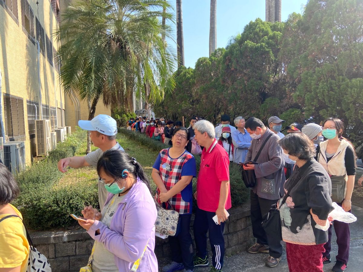 ▲森林週開幕首日數百位民眾排隊領苗木，主辦單位呼籲活動還有連續6天，民眾不需急於一時。（圖/嘉大提供，2020.03.09）