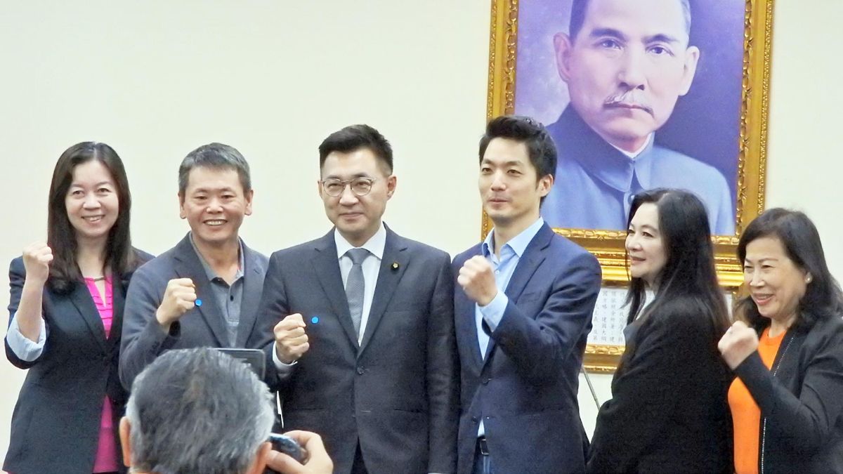 國民黨主席江啟臣9日就職後與黨團幹部合影，他表示「傅崐萁恢復黨籍案」將以「自然而然、水到渠成」方式處理。（圖 / 記者陳弘志攝）