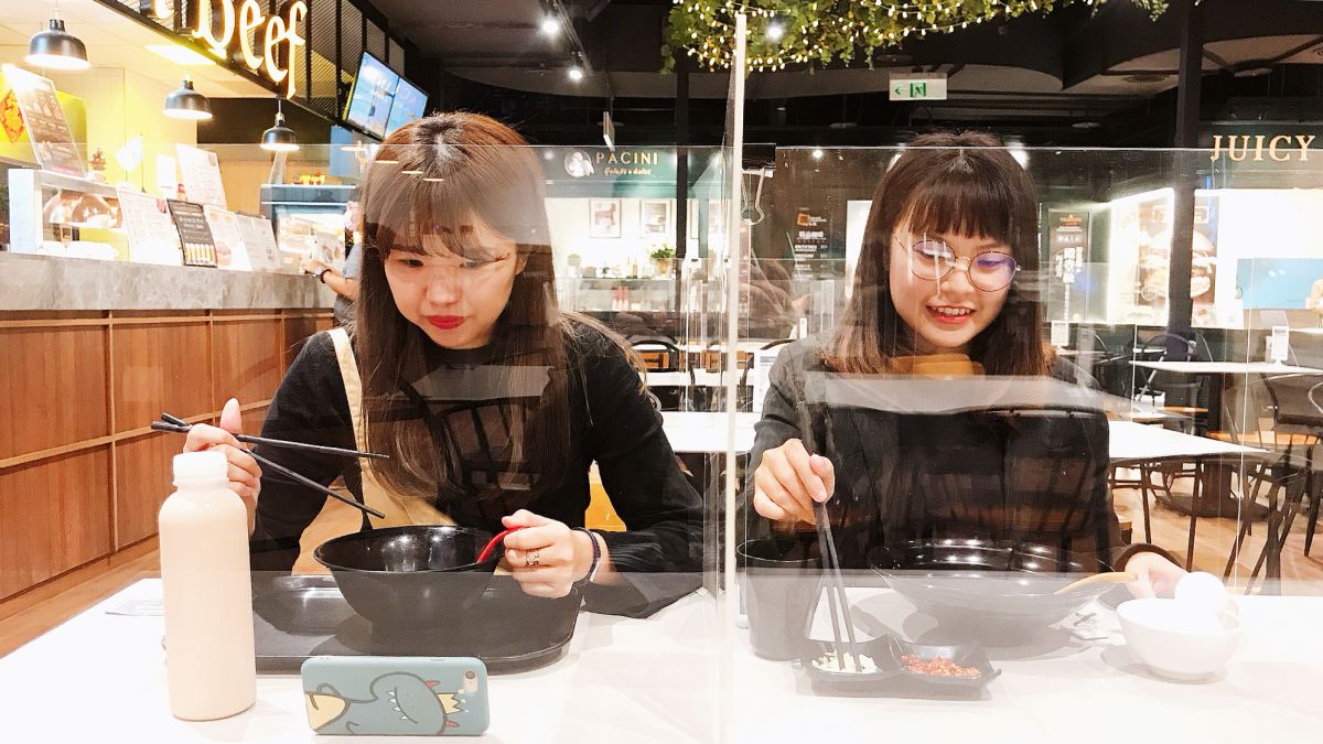 ▲ 百貨業者於美食街裝設透明壓克力隔板，隔開共同用餐空間成為「個人區」。（圖／大立百貨提供）