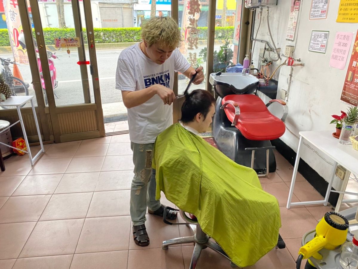 ▲遞補接任新竹縣關西鎮民代表的蔡睿騰，本業是一位快剪的美髮師。(圖/記者金祐妤攝，2020.3.9)