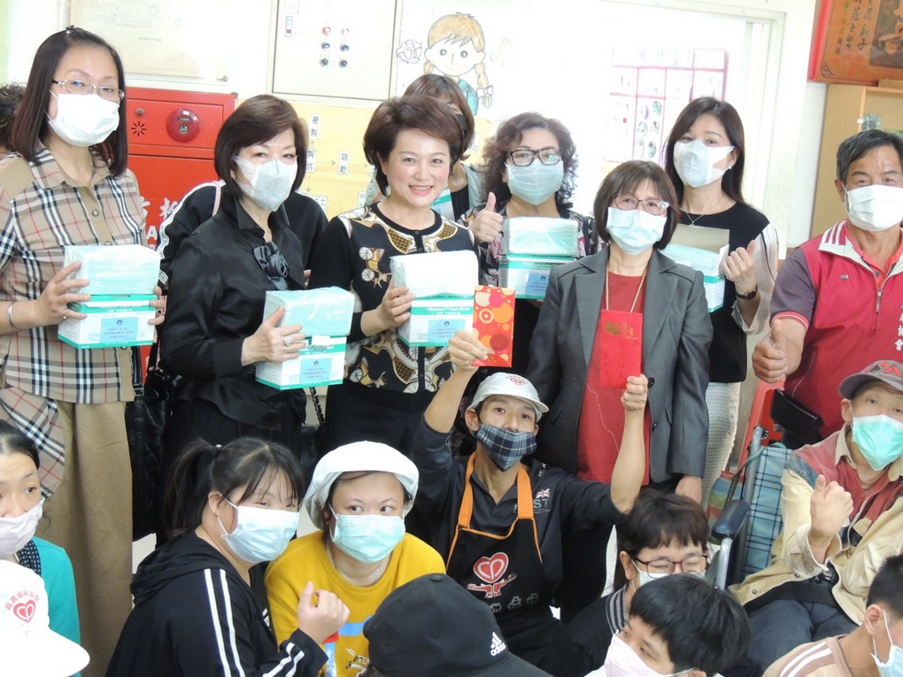 ▲嘉義市婦聯會主委的前市議會議長蕭淑麗帶領關懷嘉義市腦麻協會，捐贈口罩及防疫基金關心弱勢團體。(圖/記者任禮清攝，2020.3.9)