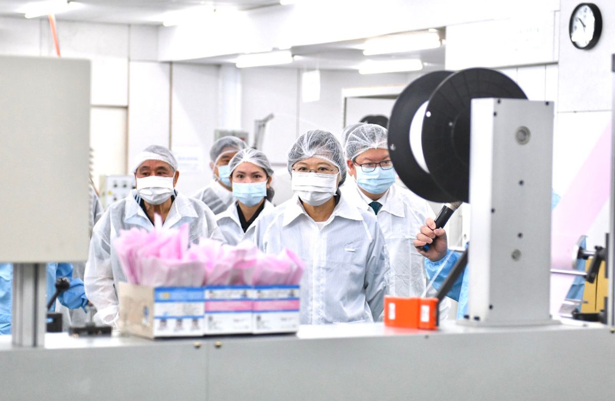 ▲總統蔡英文今天參訪位於桃園龜山的易廷企業，並宣布未來口罩單日產量將突破千萬片。（圖／桃園市政府提供）