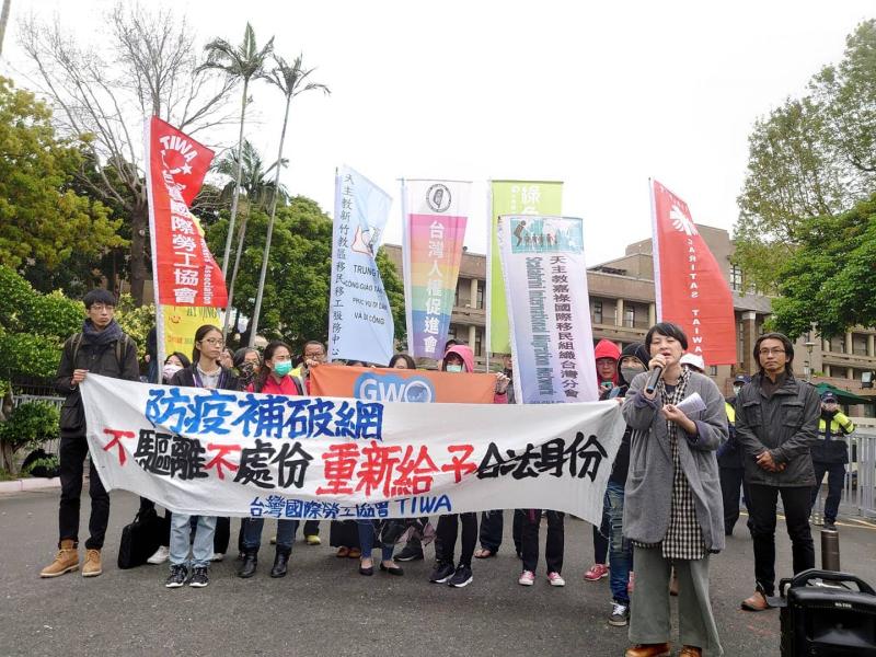 無證移工之所以存在，是為了填補台灣短缺的勞動力，即使把無證移工通通揪出，台灣長照人力的不足是更大的漏洞。（圖／