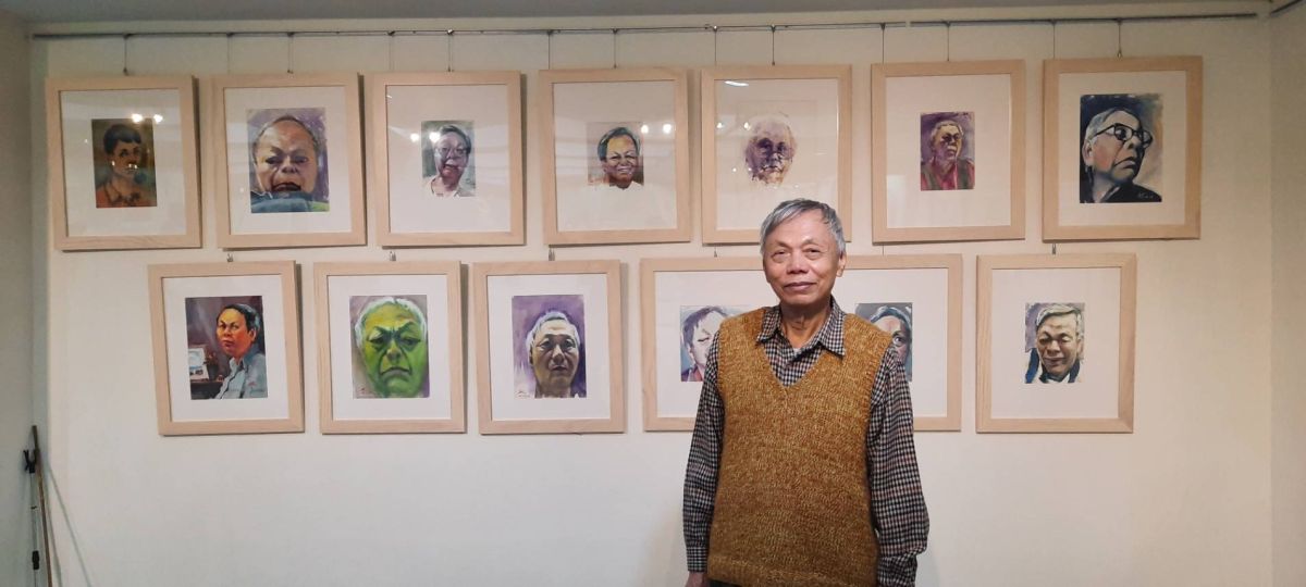 ▲葉敏瑞老師與其畫作合影。（圖／葉佳彬提供）