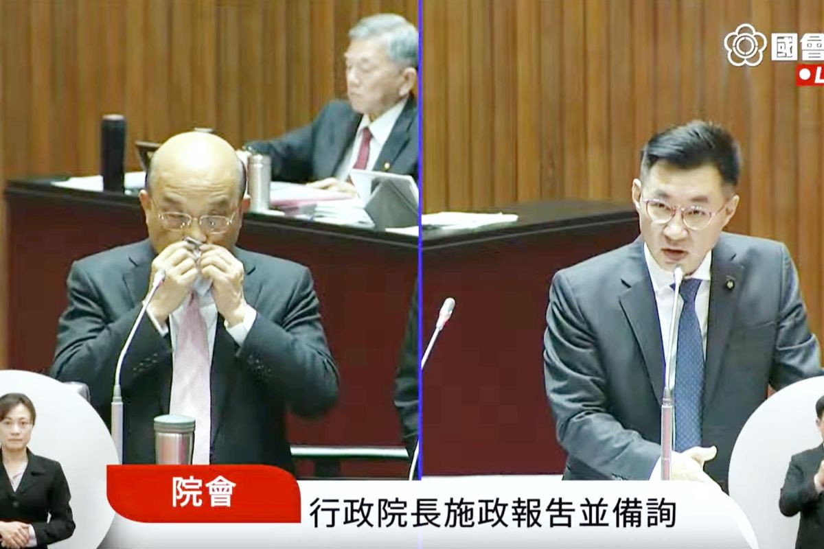 行政院長蘇貞昌10日在國民黨立委江啟臣質詢防疫預算時，忍不住公開打噴嚏。（圖 / 翻攝國會頻道）