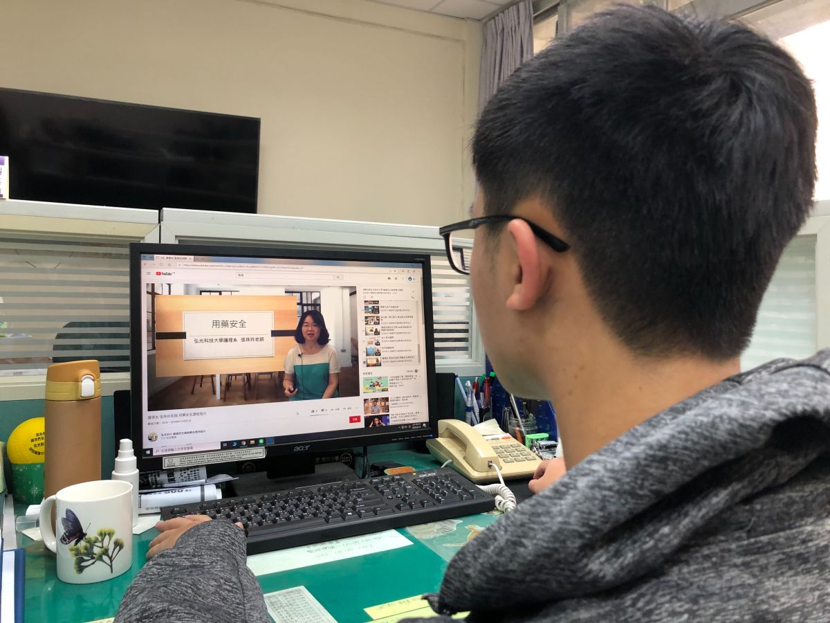 ▲疫情衝擊下線上學習夯，弘光老師拍片供民眾在家學習(圖／柳榮俊翻攝2020.3.10)