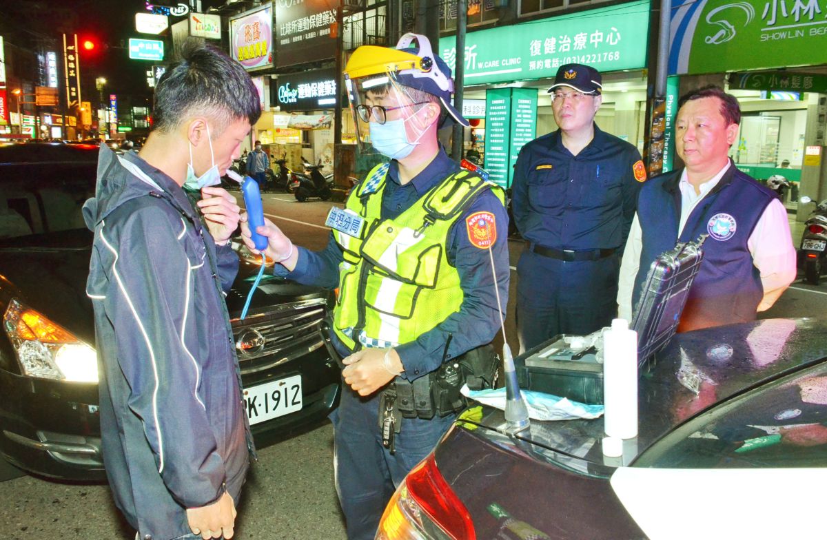 ▲桃園市中壢分局昨天辦理「酒測勤務防疫SOP」示範演練，落實員警執行酒測時的防疫措施，並提供必要之防疫裝備保障員警執勤安全。（圖／中壢分局提供）