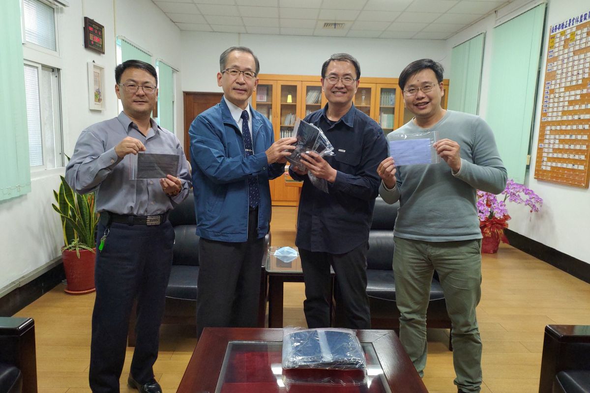 ▲雲林家扶獲雲林監獄捐贈100口罩保護套，典獄長林憲銘（左二）帶來捐贈給雲林家扶。（圖／記者洪佳伶攝,2020.03.10）
