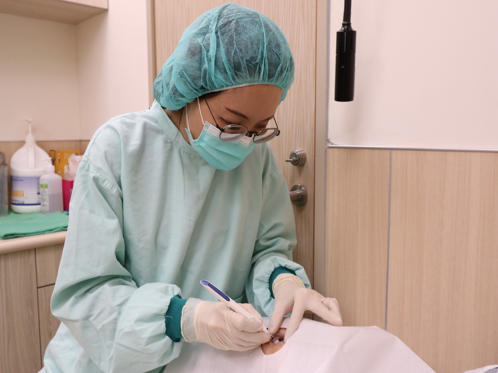 ▲醫師表示，黃斑部水腫，若不及時治療，視力將無法改善。 (圖／林重鎣翻攝2020.3.10)