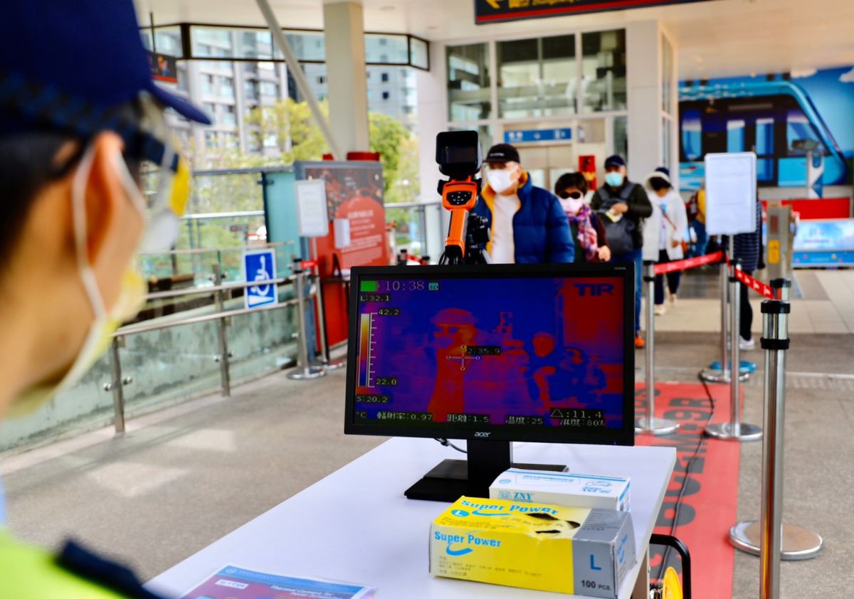 ▲淡海輕軌在紅樹林站，增設熱顯像儀量測體溫，並配合額溫槍。（圖／淡海輕軌提供）