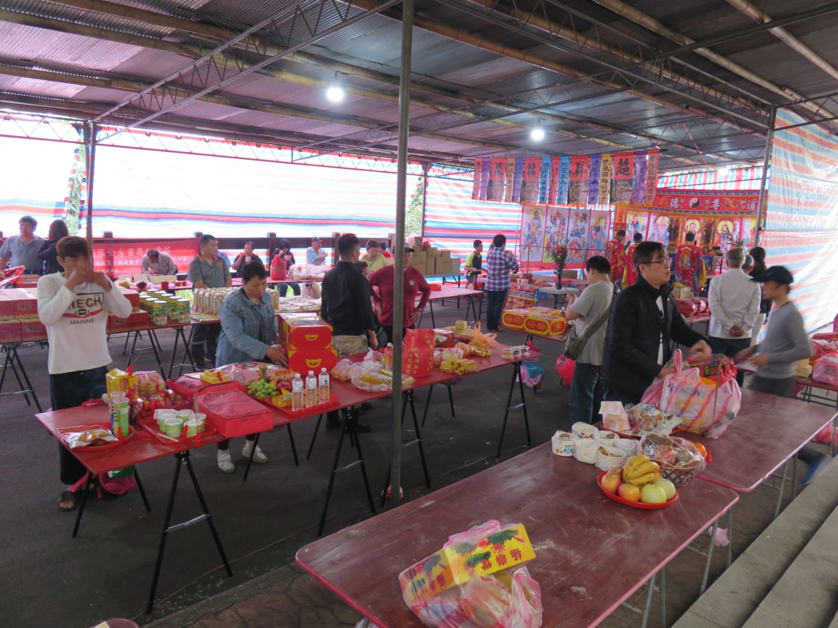 ▲清明節即將到來，因應大批掃墓祭祖人潮，新北市推出多項防疫措施，除宣導線上祭拜，進出公立納骨塔也將採人流管制。（圖／新北市民政局提供）