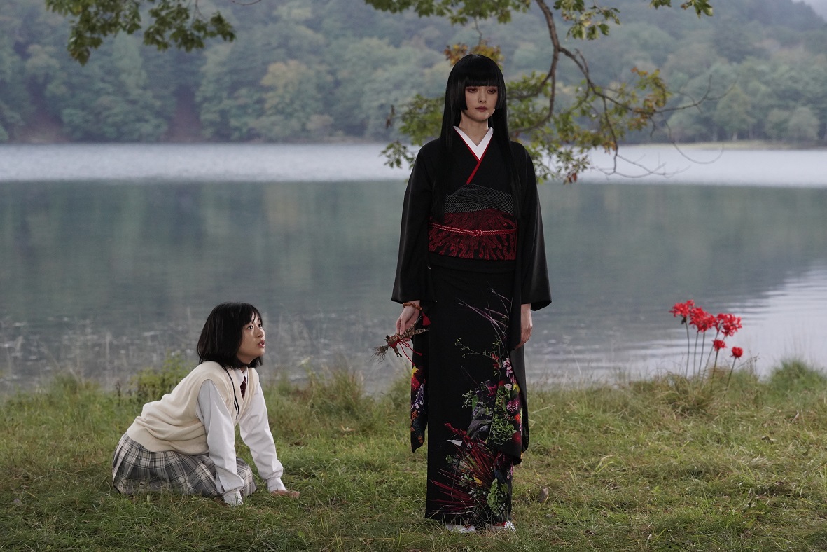 ▲森七菜（左）劇中委託飾演「地獄少女」的玉城蒂娜為她復仇。（圖／車庫娛樂）