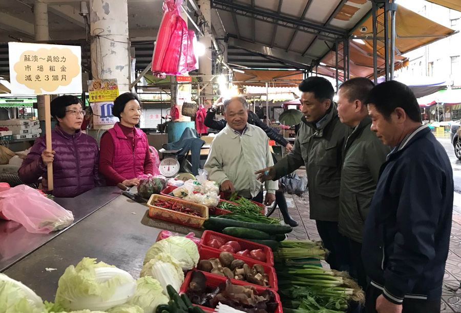 ▲蘇澳鎮長李明哲表示，為降低傳統市場消費人口減少衝擊，推出減免市場租金措施，希望藉此紓解攤商經營壓力。（圖／蘇澳鎮公所提供)