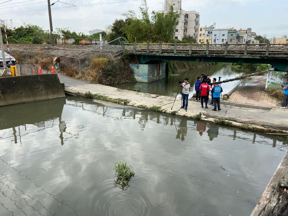 ▲沙鹿區斗潭路低窪處水位上升，高中生行經此路段，因誤判道路位置，人車被大水沖走。 (圖／柳榮俊翻攝2020.3.10)