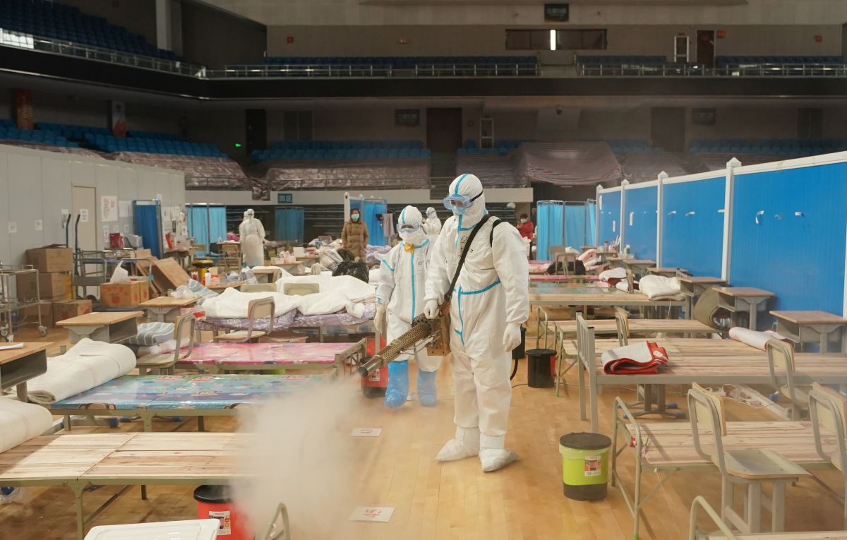 ▲工作人員在艙內消毒。（圖／翻攝新華網）