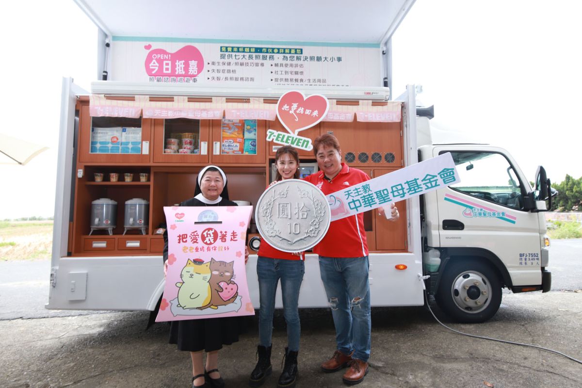 ▲藝人林予晞（中）10日化身暖心大使，與該會董事長陳美惠（左）宣告此照顧諮詢巡迴車4月正式起跑。（圖/中華聖母基金會提供，2020.03.10）