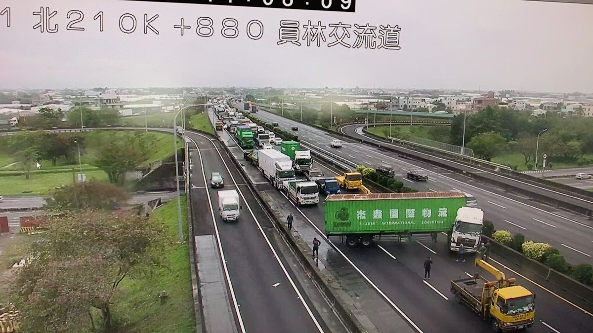 ▲國道一號中山高員林交流道北上路段聯結車自撞呈「折甘蔗」，整個打橫佔據了整個北上三個車道，車流一度回堵大塞車。（國道三隊提供 圖／記者陳雅芳翻攝，2020.03.10）