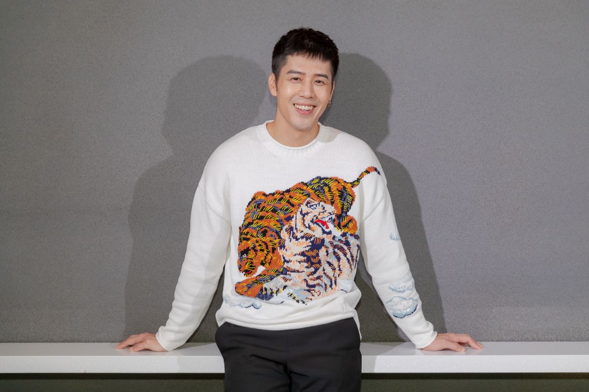 ▲胡宇威會親自去排隊買口罩。（圖 / 愛奇藝台灣站提供）