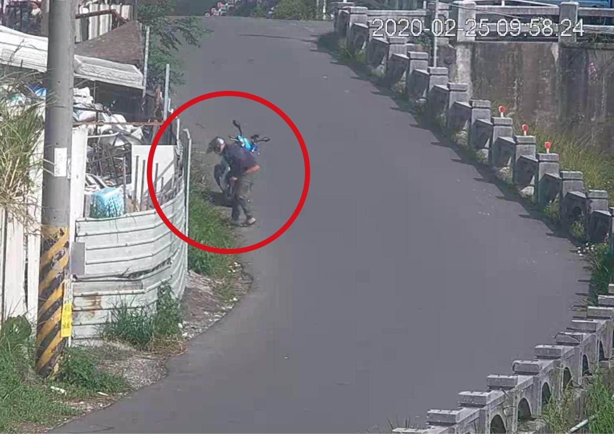 ▲彰化市大埔截水溝有一橫死路中的老鼠，機車騎士停車並拎著老鼠尾巴帶到路邊草叢外，還幫忙用衛生紙覆蓋，免得牠曝屍路中。（彰化市公所清潔隊提供 圖／記者陳雅芳翻攝，