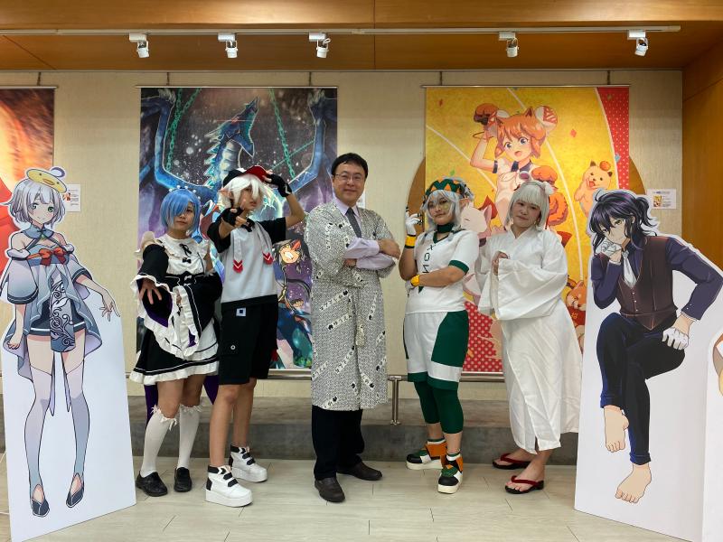 ▲校長陳定宏與二次元社團學生共同cosplay漫畫角色。（圖／記者陳雅芳攝，2020.03.10）