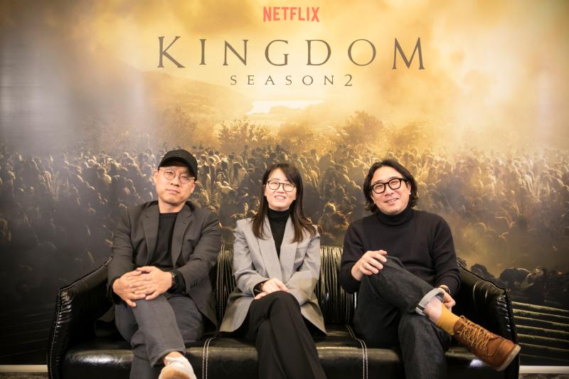 ▲製作人金成勳（左起）編劇金銀姬、導演朴仁濟接受視訊訪問。（圖／Netflix）
