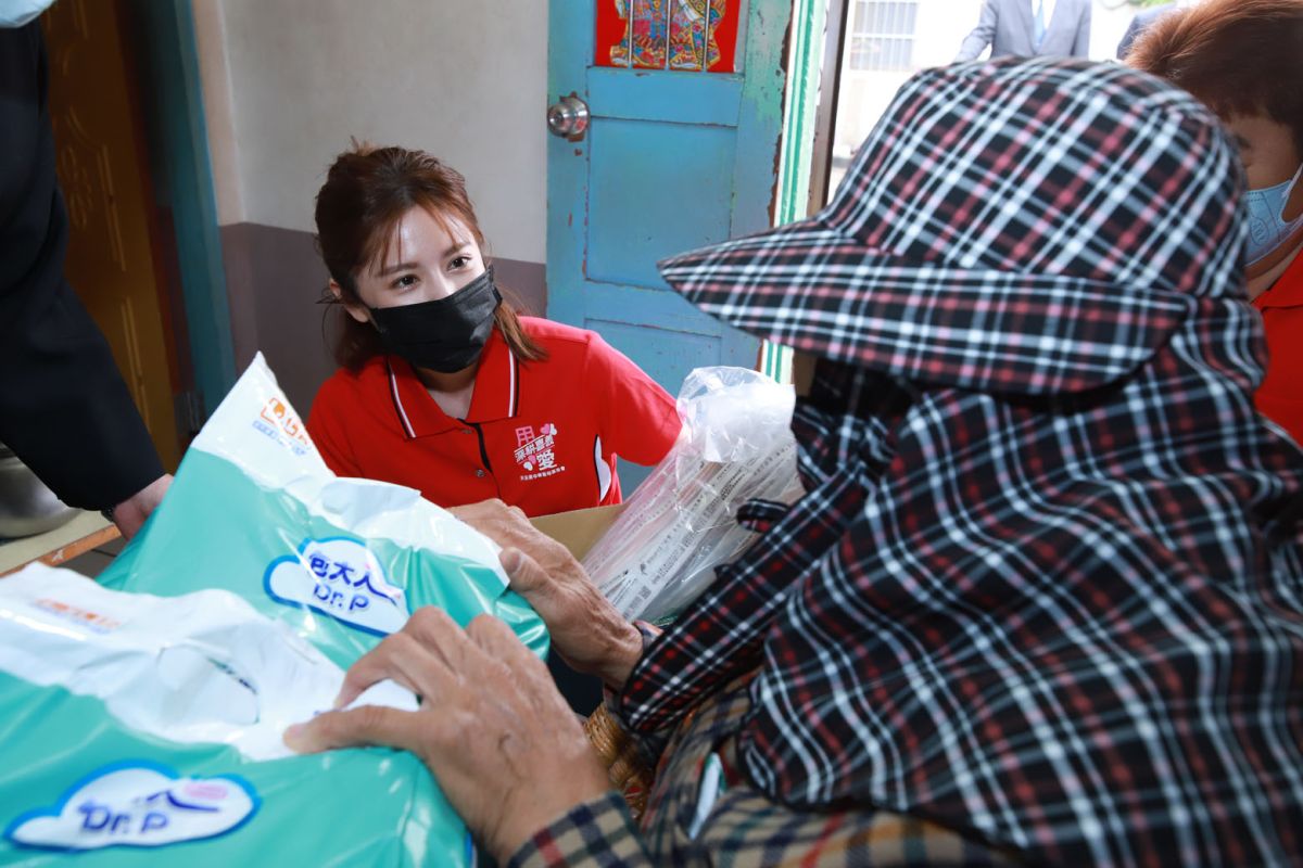 ▲林予晞帶著物資步行前往探訪偏鄉阿嬤。（圖 / 天主教中華聖母基金會提供）