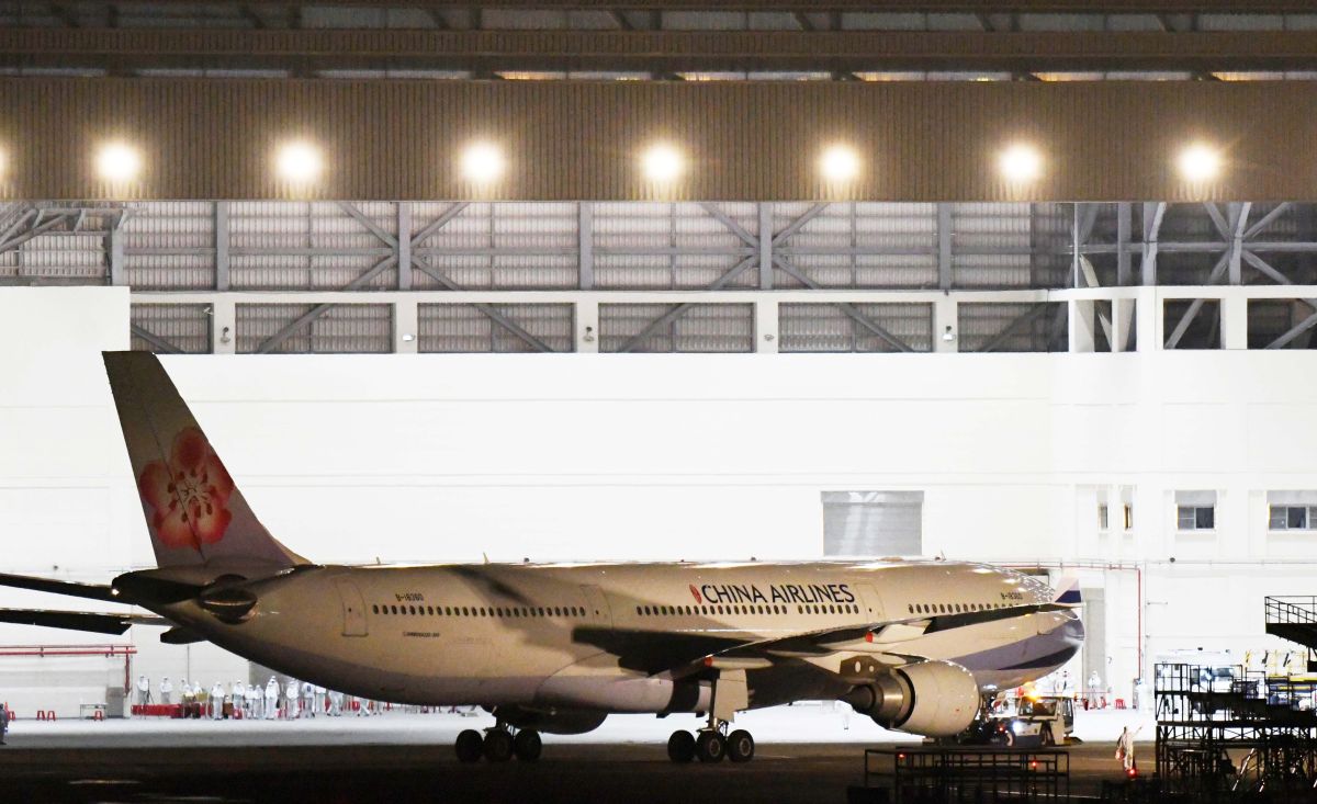 ▲第二批武漢包機終於在昨晚11點48分抵達桃園機場，飛機被拖入華航維修機棚內，進行後續的檢疫作業。（圖／記者林調遜攝, 2020.03.10）