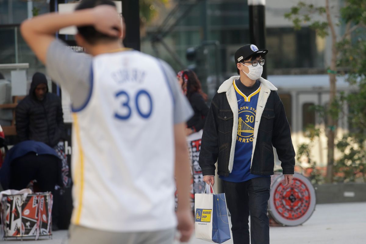 勇士隊在主場比賽，球迷戴著口罩進場應援。（圖／美聯社／達志影像）