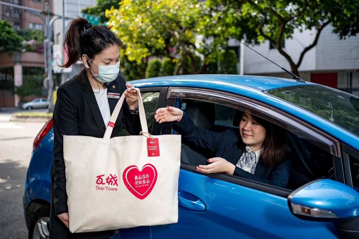 ▲為了因應消費型態的改變，瓦城提升外帶與外送需求，甚至直送上車服務。（圖／瓦城提供）