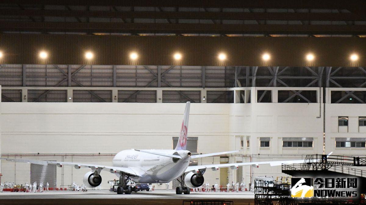 第二批武漢返台包機，由華航執飛的第一班飛機於今(10)日晚間23:38分返抵國門。（圖／記者林調遜攝，2020.03.10）