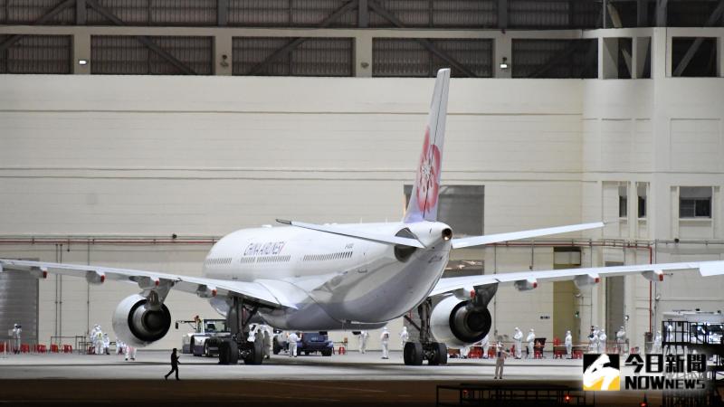 ▲一架華航的A330客機昨日差點衝出松山機場跑道。（圖／NOWnews資料照，記者林調遜攝）
