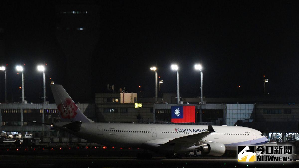 第二批武漢返台包機，由華航執飛的第一班飛機於今(10)日晚間23:38分返抵國門。（圖／記者林調遜攝，2020.03.10）