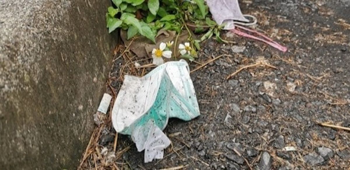 ▲女網友看見一位拾荒阿伯拿起他人遺落在路邊的口罩就直接戴上，上前阻止該名長輩，並拿出 2 枚新的口罩給他，貼文讓廣大網友看完不禁落淚直呼「拜託幫幫阿伯！」（示意圖／翻攝自爆怨公社）