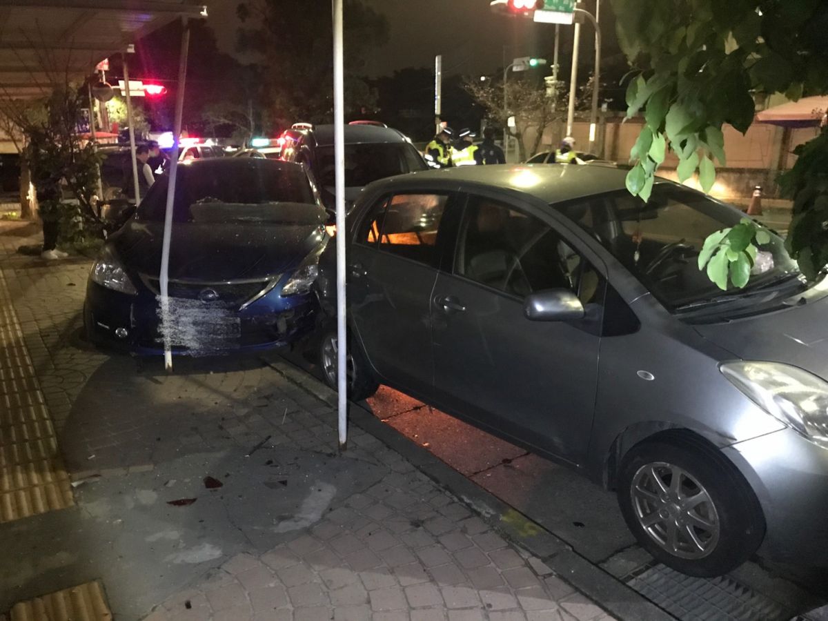 ▲新北市一名姜姓男子疑似因酒後駕車遭警方攔查，不慎撞上路邊的3台車，連同自己的車輛共4輛車遭撞爛。（圖／林口分局提供）