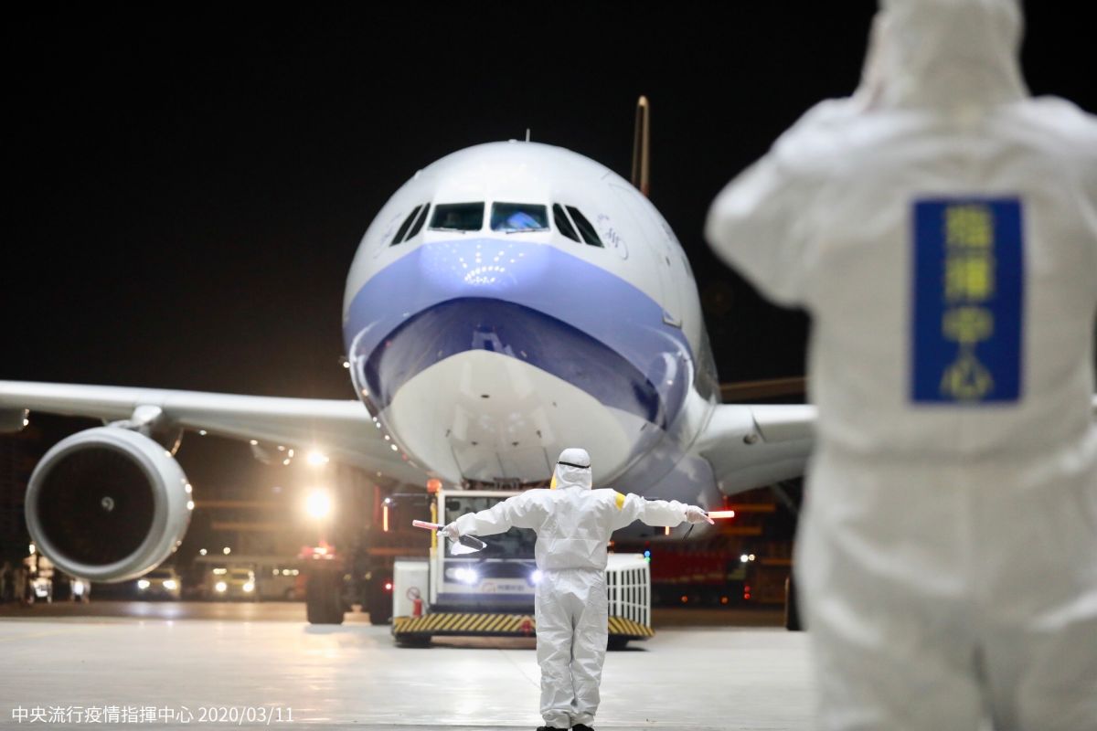 ▲第二批武漢包機返台，但有 3 名醫護未全程穿著隔離衣，依規定回台後須居家隔離 14 天。（圖／中央流行疫情指揮中心）