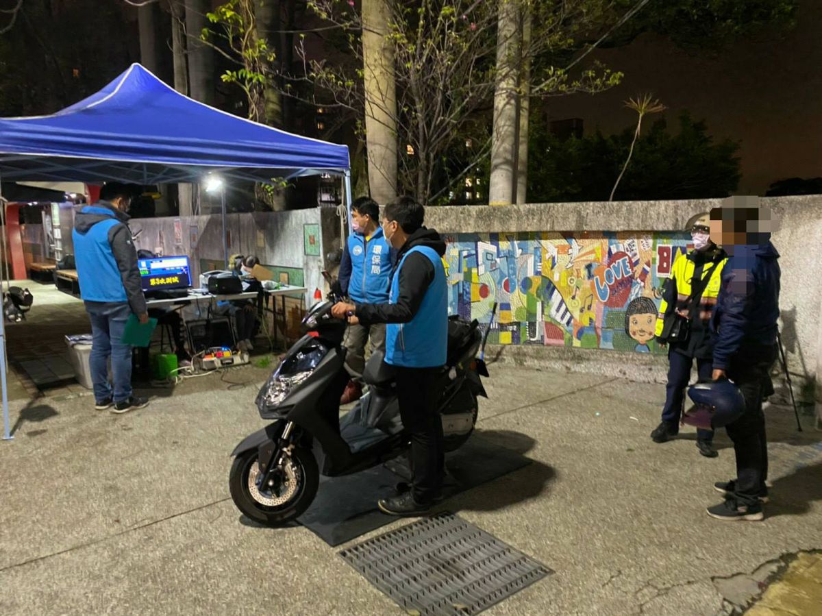 ▲八德警方統計10日當晚攔檢車輛數計50餘件，其中14件經環保局現場檢測超標，當場由環保局製作紀錄，並將再依噪音管制法第11、26條裁罰。（圖／八德分局提供）