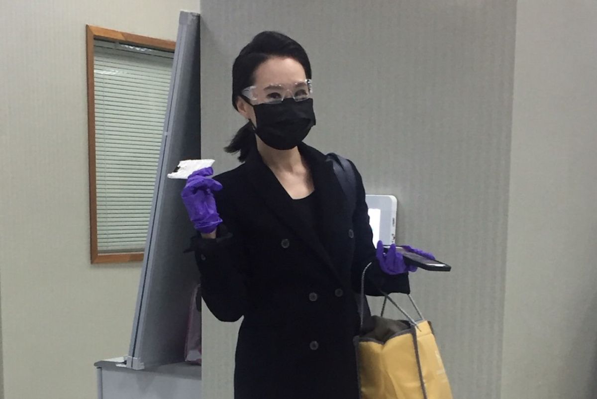 ▲高文音表示起初穿防疫裝上班時，同事都覺得很好笑。（圖／年代）