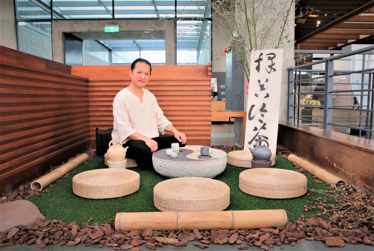 ▲《擇器論茶/茶席》以太極為造形的茶盤桌，以二組擇器壺，讓品茶者在感受不同茶器對茶湯的影響。（圖／陶瓷博物館提供）