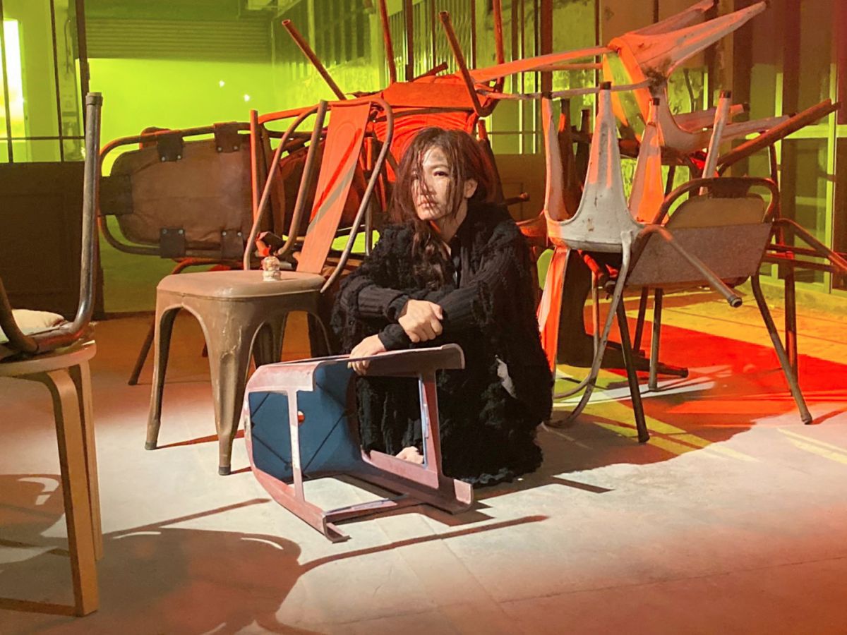 ▲黃妃推出新歌〈雪咧飛〉，在MV中扮成瘋子。（圖／米樂士娛樂提供）