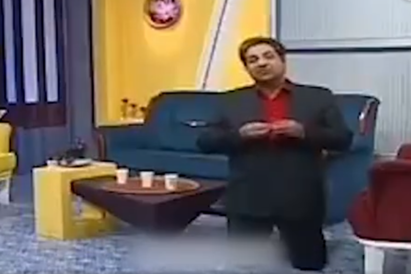 節目直播中！伊朗主持人突「下跪」求觀眾：疫期別出門
