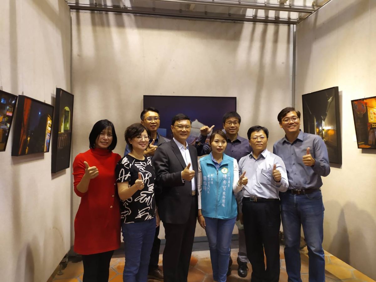 ▲鹿港公會堂推出的「風起方寸間・情動快門時@奇幻之旅III/逢甲大學EMBA攝影同好聯展」，集結了8位風格各異的攝影創作者共同展出。（圖／記者葉靜美攝，2020.03.11）