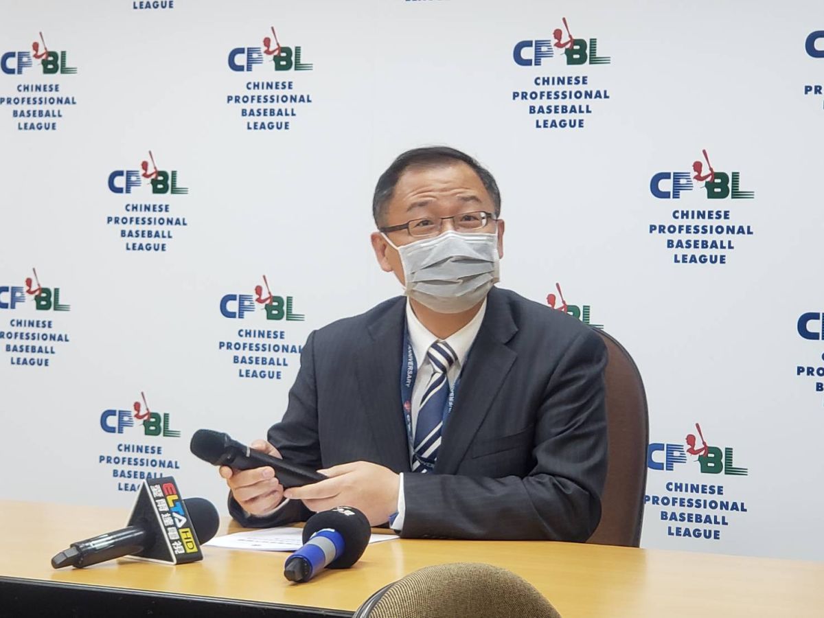 中職會長吳志揚向媒體報告今(11)日會員大會的內容。（圖／黃建霖攝）