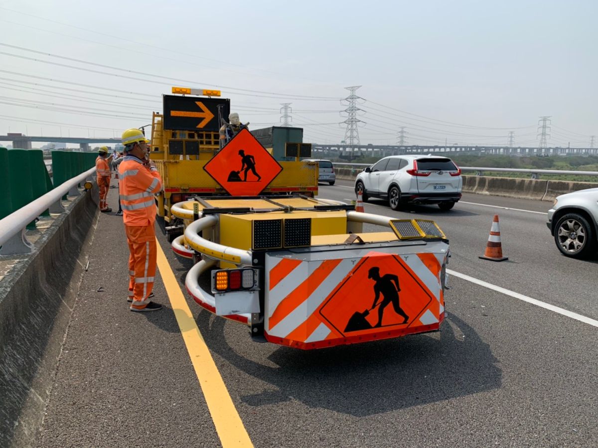▲國道公路局工程車在國道1號南下192公里彰化路段內側車道，進行道路標誌牌施工，遭小貨車追撞。（圖／記者陳雅芳攝，2020.03.11）