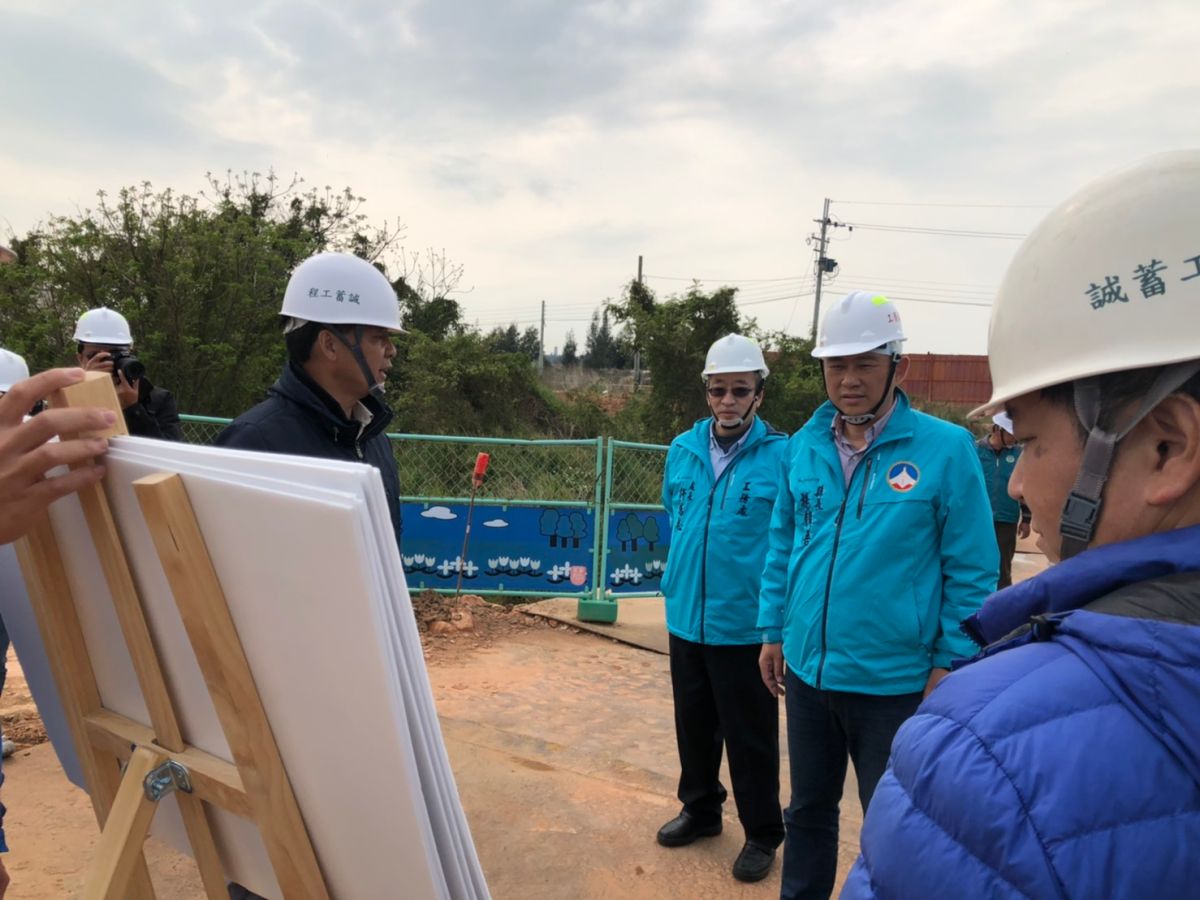 ▲金門縣長楊鎮浯現勘1-1道路， 勉勵團隊如期如質完工。（圖／蔡若喬攝, 2020.03.11）